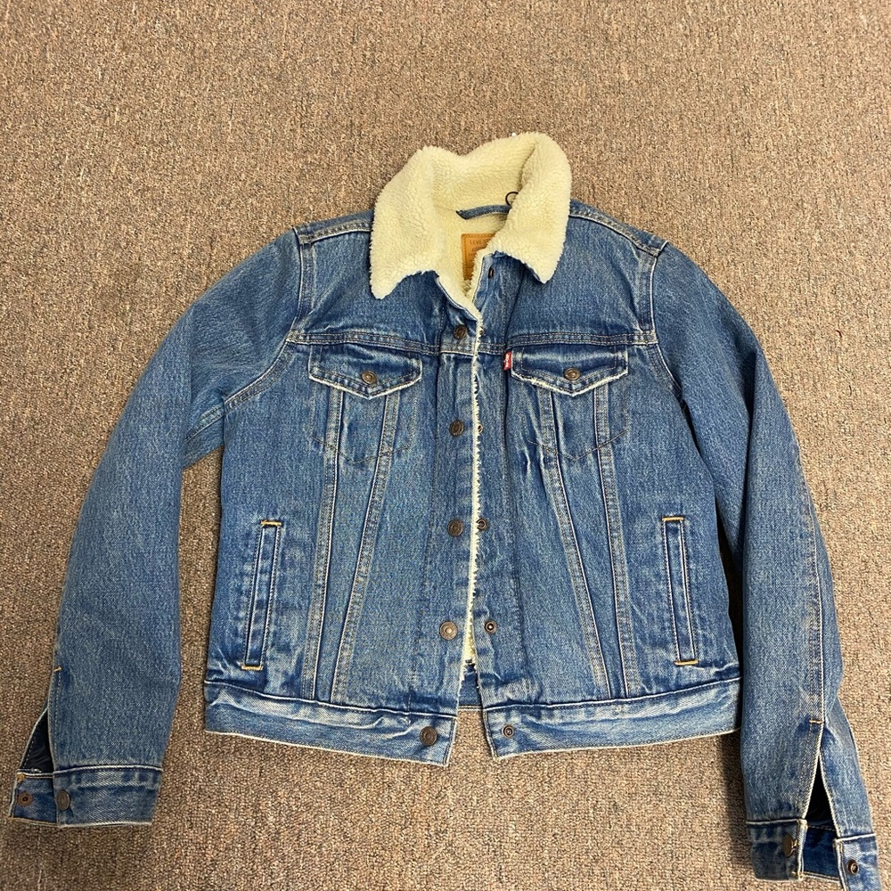 NWOT Levi’s Sherpa Trucker Jacket
